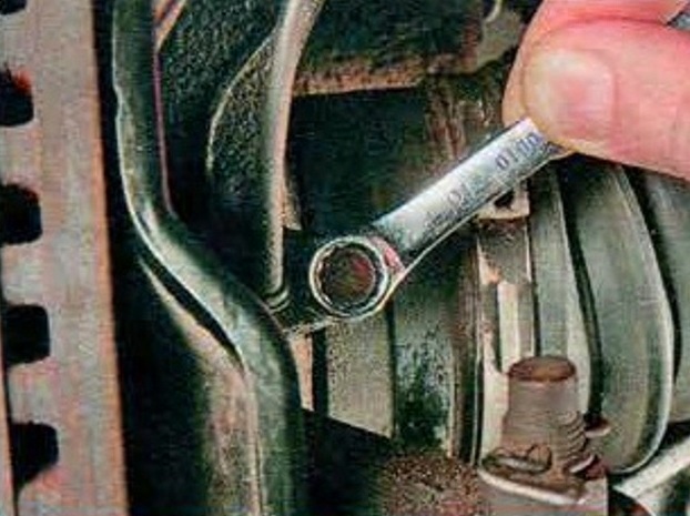Как снять поворотный кулак передней подвески автомобиля Мазда 6