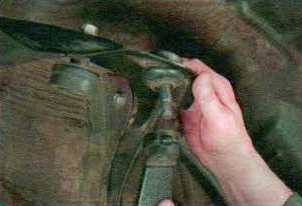 Как снять поворотный кулак передней подвески автомобиля Мазда 6