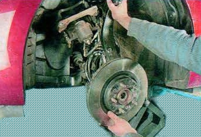 How to remove the steering knuckle of the front suspension of a Mazda 6