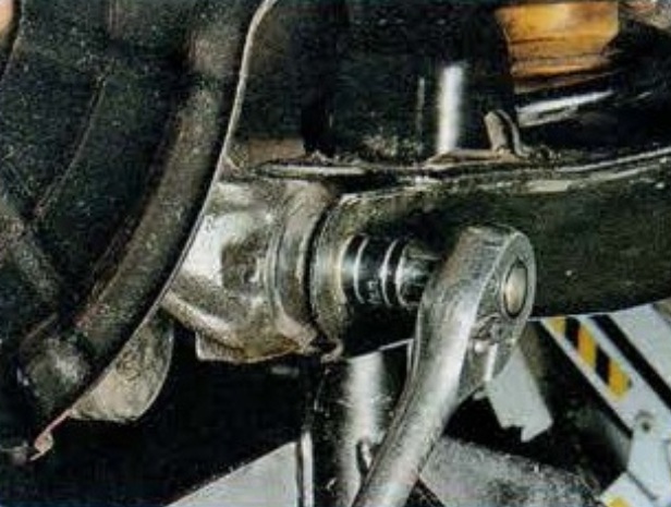 Заміна амортизатора та пружини задньої підвіски Mazda 6