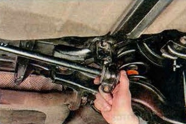 Зняття стабілізатора задньої підвіски автомобіля Mazda 6