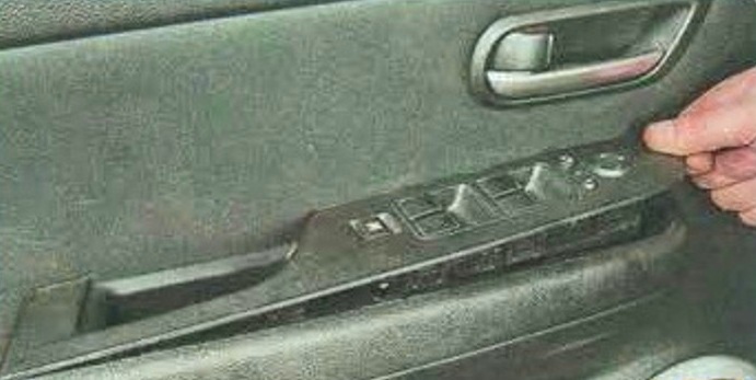 Снятие и установка обивки передней двери автомобиля Мазда 6