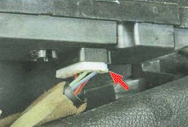 Снятие и установка обивки передней двери автомобиля Мазда 6