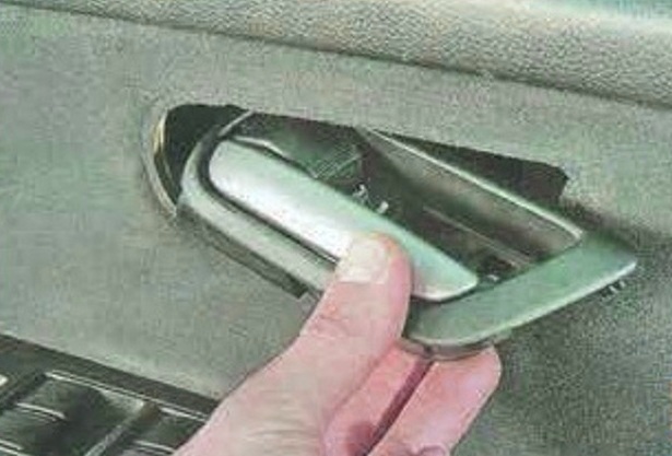 Removing and installing the upholstery of the front door of a Mazda 6