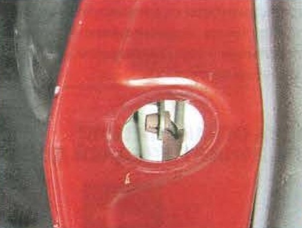 Зняття ручок та замків передніх дверей автомобіля Мазда 6