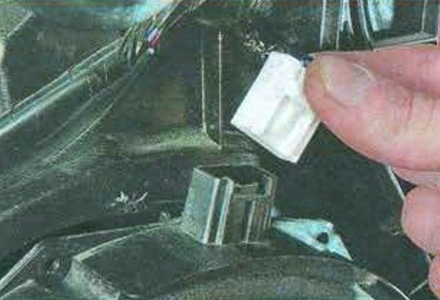 Снятие стеклоподъемника задней двери автомобиля Мазда 6