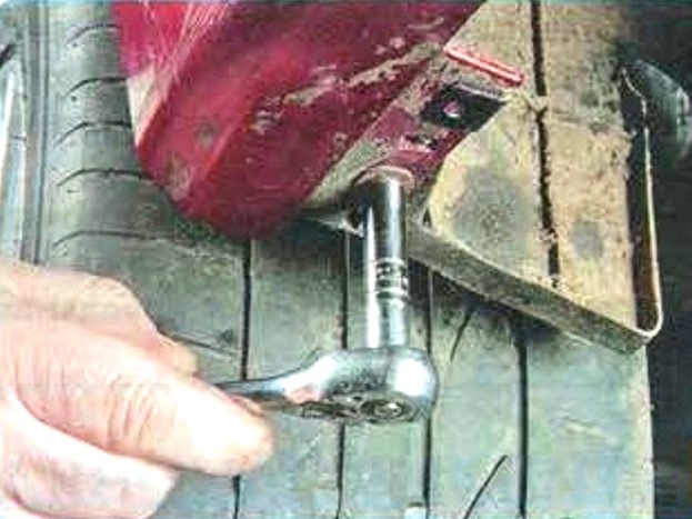 Как снять подкрылки и брызговики автомобиля Мазда 6