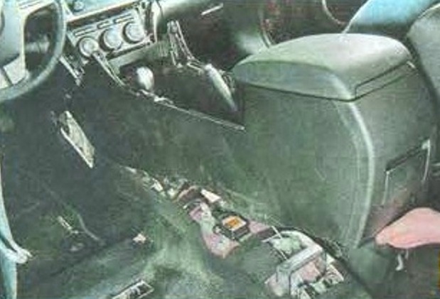 Снятие и установка тоннеля пола автомобиля Мазда 6