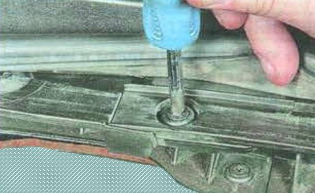 Как снять капот и решетку воздухопритока автомобиля Мазда 6