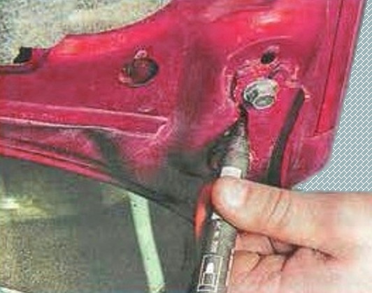 Як зняти капот і решітку повітроприпливу автомобіля Mazda 6