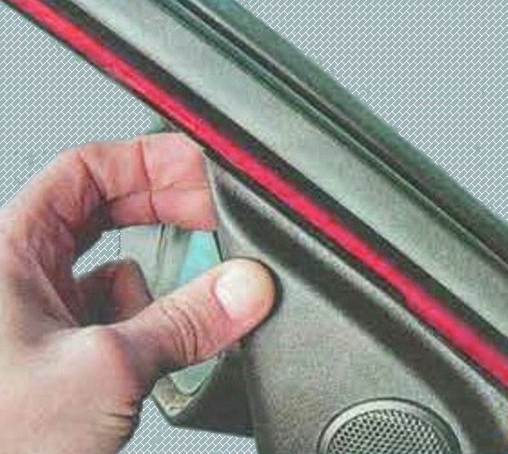 Зняття та встановлення оббивки передніх дверей автомобіля Мазда 6 
