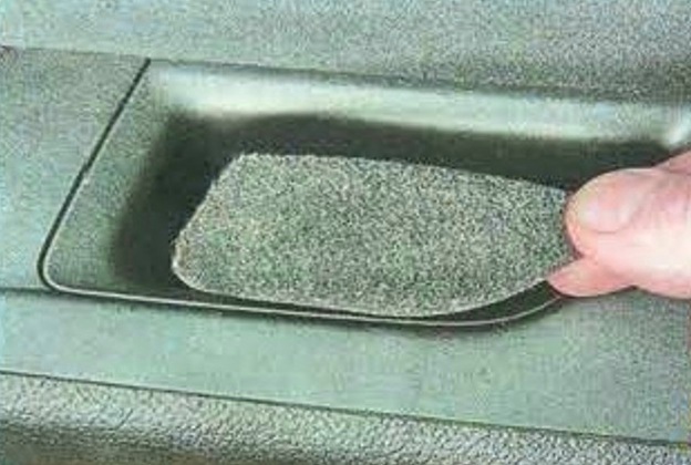 Зняття та встановлення оббивки передніх дверей автомобіля Mazda 6