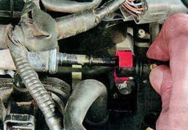 Як перевірити та знизити тиск палива автомобіля Мазда 6 