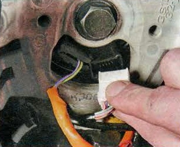 Removing the steering wheel and steering column covers Mazda 6