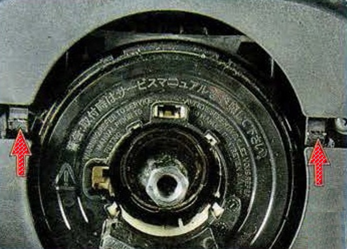 Зняття керма і кожухів рульової колонки Mazda 6