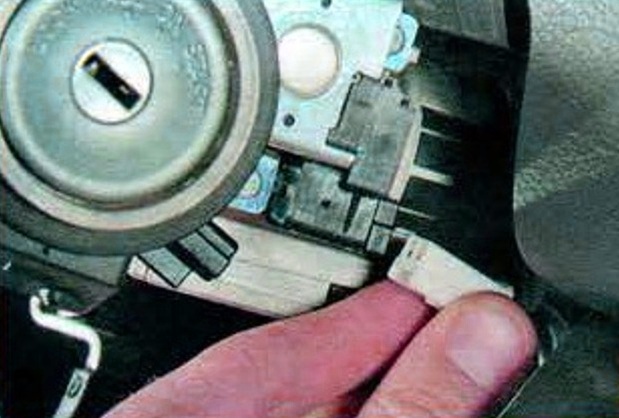 How to remove the steering column of a Mazda 6