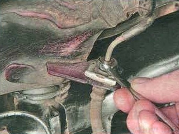 Replacement of hoses and tubes of the Mazda brake system 6