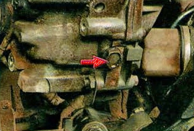 Замена и доливка масла в механической коробке передач Мазда 6