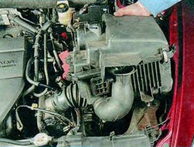 Зняття селектора та тросів керування коробкою передач Mazda 6