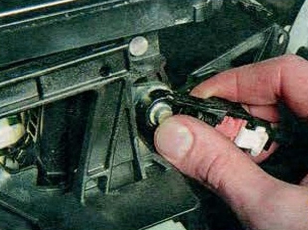 Зняття селектора та тросів управління коробкою передач Mazda 6 