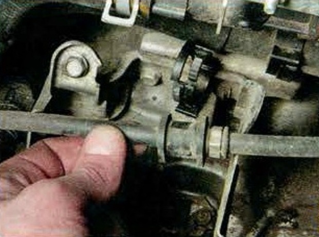 Зняття селектора та тросів управління коробкою передач Mazda 6 