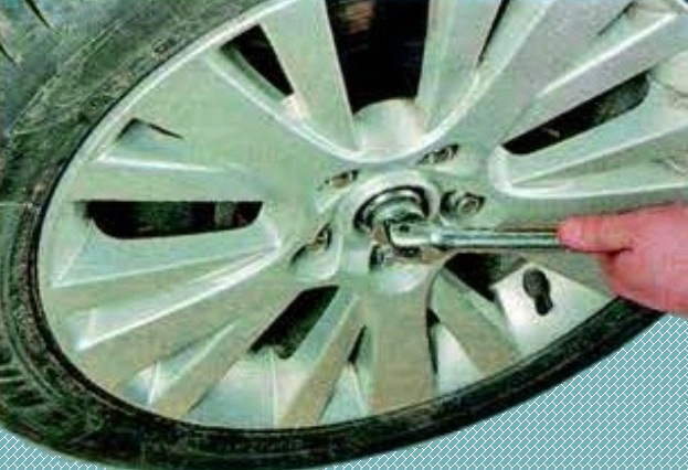 Зняття приводів передніх коліс автомобіля Mazda 6