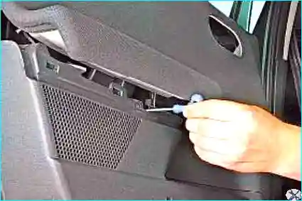 Выкручивание винта крепления в задней части двери