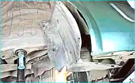 Снятие подкрылков автомобиля Рено Меган 2