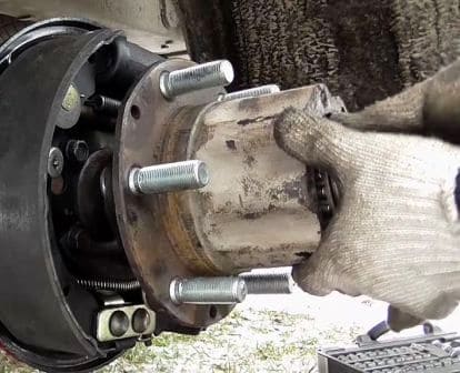 Replacement and adjustment of the rear wheel bearings of the Gazelle Next car