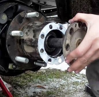 Replacement and adjustment of the rear wheel bearings of the Gazelle Next car