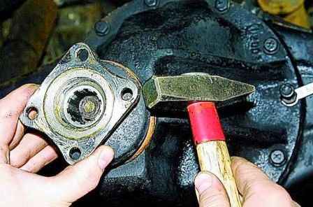 Replacing the oil seal of the drive gear of the GAZelle Next gearbox