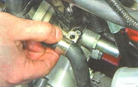 Прочистка деталей вентиляции двигателя Cummins ISF2.8