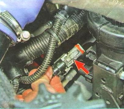 Removing and installing fuel filter assembly