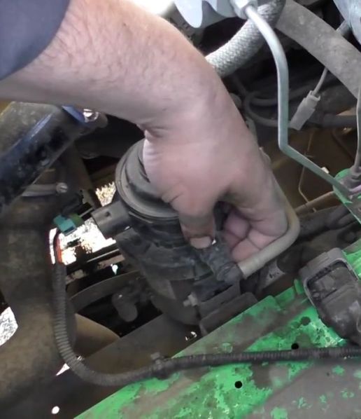 Removing and installing the fuel filter assembly