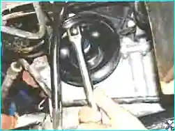 Renault Проверните коленчатый вал по часовой стрелке за болт