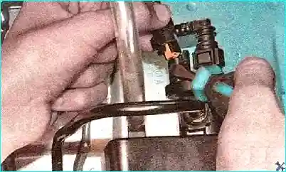 Renault Renault Renault Renault Renault Renault Замена адсорбера системы улавливания паров топлива Renault Logan