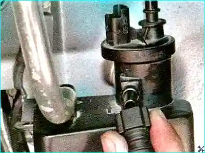 Renault Renault Renault Renault Renault Renault Замена адсорбера системы улавливания паров топлива Renault Logan