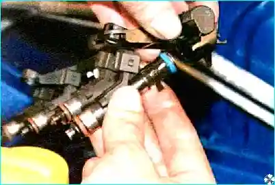 Renault Проверка, снятие и установка топливных форсунок Renault Logan