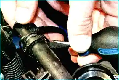 Renault Renault Снятие и установка топливной рампы  Renault Logan