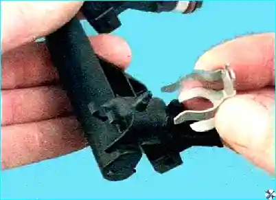 Renault Renault Снятие и установка топливной рампы  Renault Logan