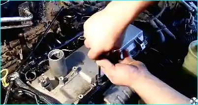 Renault Замена прокладки крышки головки блока цилиндров Renault Logan