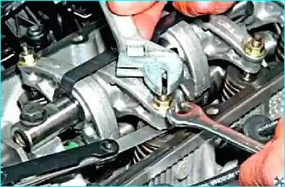 Renault Регулировка зазоров в приводе клапанов двигателя Renault Logan