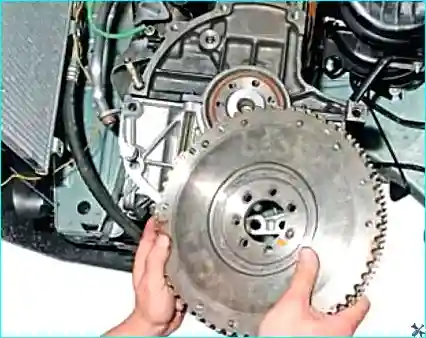 Renault Снятие и установка маховика двигателя Рено Логан