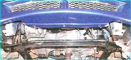 Renault Отсоедините крепления переднего бампера к подрамнику