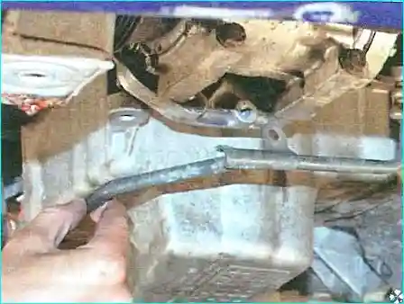 Renault отведите трубопровод в сторону...