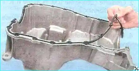 Renault Извлеките прокладку из пазов картера