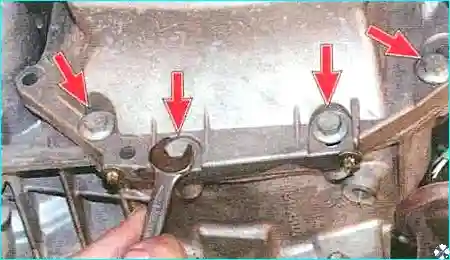 Renault Выверните четыре болта крепления