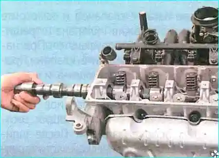 Renault извлеките распределительный вал из постелей