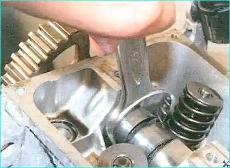 Renault Удерживаем вал за шестигранник