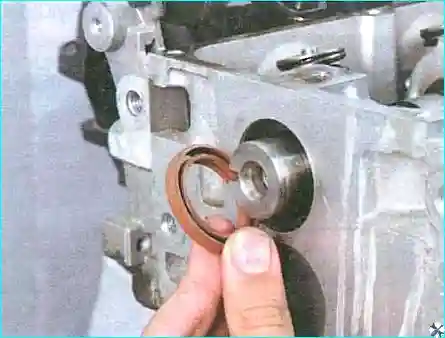 Renault извлеките из гнезда в головке блока сальник